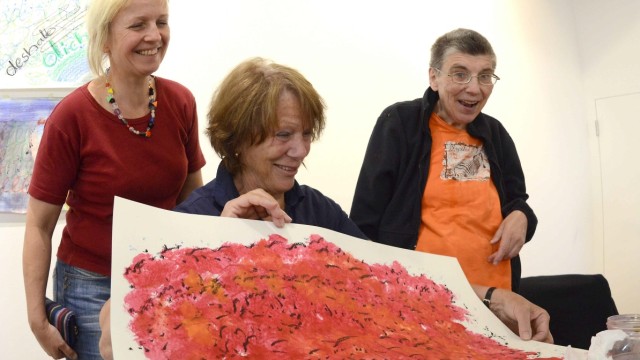 Kulturschranne Dachau: In fünf Workshops lernten die Teilnehmer der Kunst-Sommerakademie viele Facetten der Kunst kennen wie hier Malen und Zeichnen mit Inge Jakobsen und Katrin Schürmann.