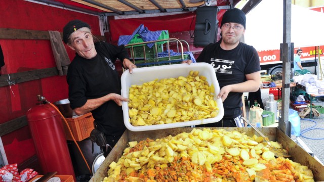 Demo gegen Lebensmittelverschwendung: Wam Kat (links) und Krischan Friesecke kochen einen Eintopf aus Gemüse, das andernfalls weggeworfen worden wäre.