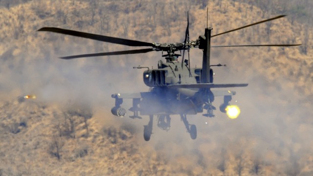 Rüstungsexporte auf Rekordniveau: Ein Apache-Helikopter der USA im Übungs-Einsatz an der nordkoreanischen Grenze. "Dutzende" Hubschrauber dieses Typs wurden 2011 an Saudi-Arabien geliefert.