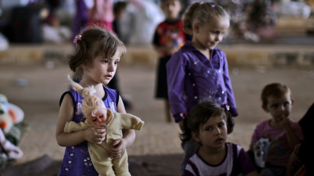 Verschärfte Grenzkontrollen: Syrische Kinder am Grenzübergang Bab Al-Salameh hoffen auf einen Platz in einem Flüchtlingslager in der Türkei.