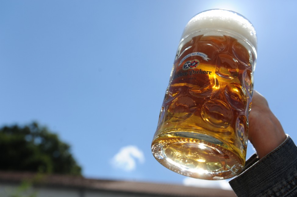 Aus geraden Gläsern wie diesem Bierkrug trinkt man viel langsamer als aus geschwungenen, sagen Forscher. Na dann, Prost!