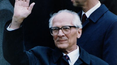 20 Jahre Mauerfall: Erich Honecker bei einer Parade.