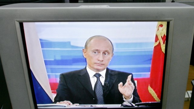 Freiheit im russischen Internet: Minister bei Fabrikbesuchen, der Premier beim Badminton oder Präsident Putin, der zum Volk spricht: Das Staats-TV hat die Nische im Netz wachsen lassen.