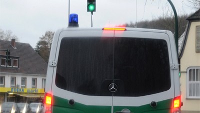 JVA Aachen: Ein Mannschaftswagen der Polizei im Essener Stadtteil Kettwig