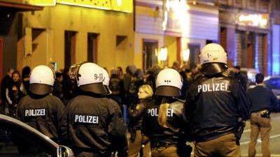 Hells Angels gegen Bandidos: Polizisten sichern in Duisburg in unmittelbarer Nähe der Rockerkneipe Bandidos Place die Strasse.