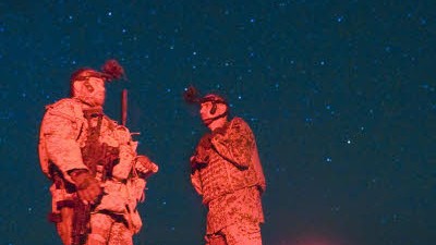 Bundeswehr in Afghanistan: Bundeswehrsoldaten auf Nachtpatrouille in Afghanistan. Die Entscheidung über eine Verlängerung des Mandats wurde auf Januar 2010 verschoben.