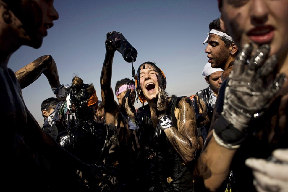 Ölverschmierte Menschen bein Festival Cascamorras bei Granada, Spanien