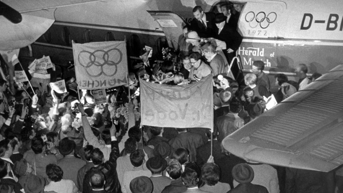 Kongress im April 1966: Nach dem Zuschlag für die Spiele 1972 wird die Münchner Delegation um Oberbürgermeister Hans-Jochen Vogel (Mitte auf der Gangway mit Brille) bei ihrer Rückkehr vom IOC-Kongress 1966 am Flughafen begeistert gefeiert.