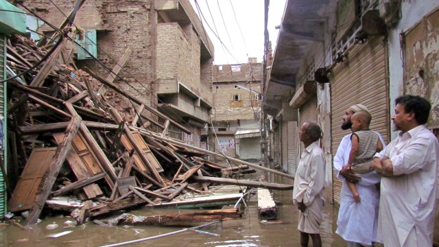 Pakistan und Vietnam: Fast 80 Menschen sind bei Überschwemmungen durch schwere Monsunregenfälle in Pakistan ums Leben gekommen.