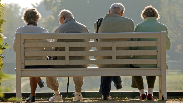 Rentner auf einer Parkbank