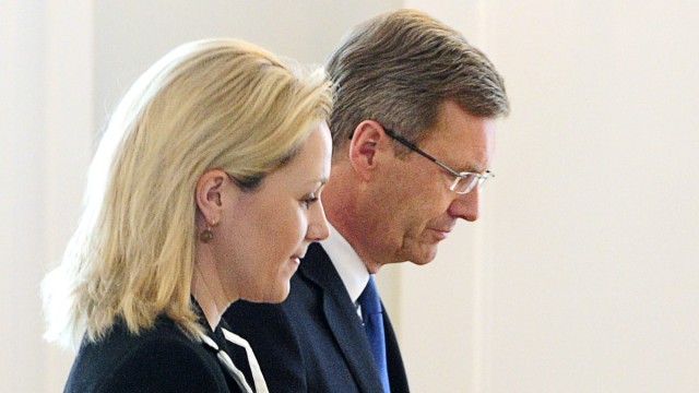 Affäre Wulff: Christian Wulff und seine Frau Bettina nach seiner Rücktrittsverkündung am 17. Februar im Schloss Bellevue.