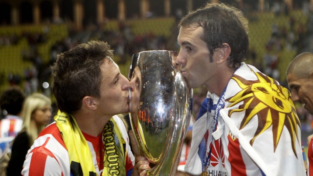 Financial Fair Play: Sieger des Uefa-Super-Cups: Cristian Rodriguez (rechts) und Mario Suarez (links) von Athletico Madrid.