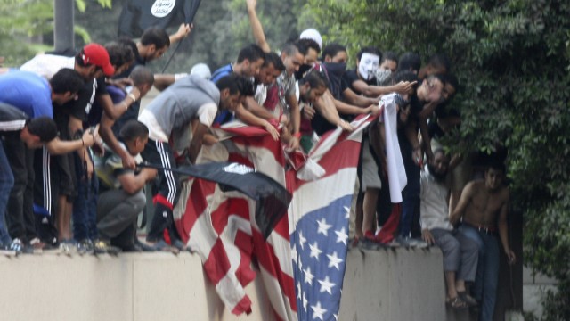 Reaktion auf amerikanischen Film: Demonstranten sind auf das Gelände der US-Botschaft vorgedrungen und haben die US-Flagge heruntergerissen.