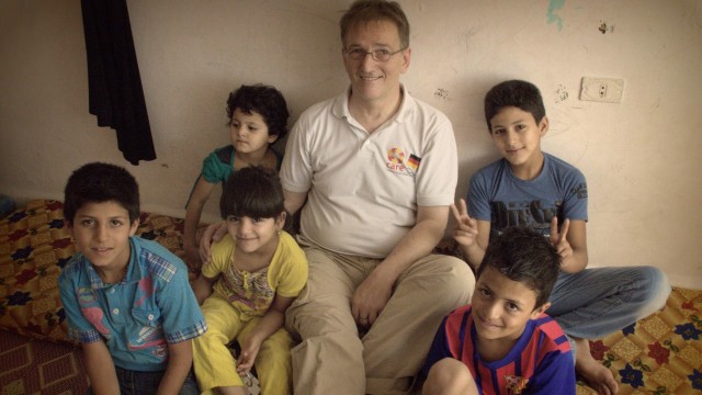 Hilfe für Syrer in Jordanien: Thomas Schwarz von der Hilfsorganisation Care besucht syrische Flüchtlingsfamilien, die nach Jordanien geflohen sind.
