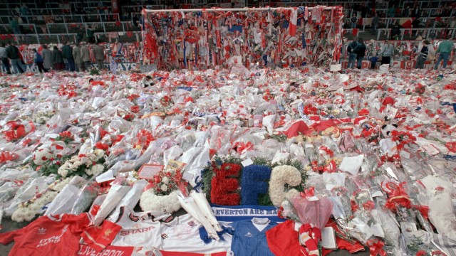 Stadionkatastrophe in England: Jede Blume, jeder Schal steht für einen getöteten Menschen. 1989 trauerten die Fans von Liverpool nach der Tragödie von Hillsborough.