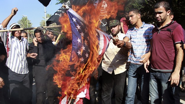 Tod des US-Botschafters in Libyen: Palästinenser verbrennen aus Protest gegen den islamfeindlichen Film eine US-Flagge in Gaza-Stadt.