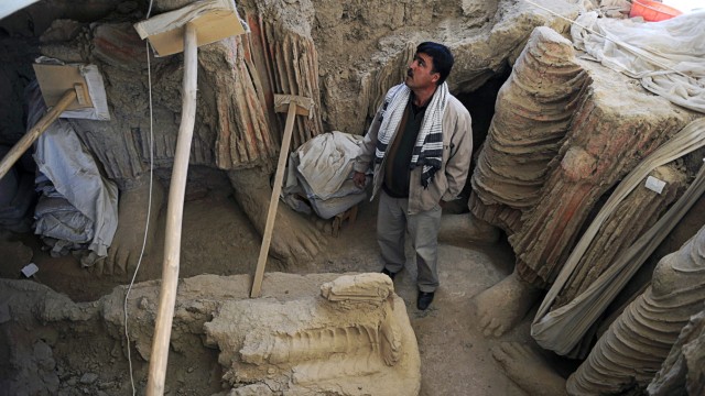 Archäologie in Afghanistan: Archäologen arbeiten an den Resten buddhistischer Statuen in Mes Aynak. Hier will eine chinesische Firma ebenfalls graben - allerdings nach Kupfer.