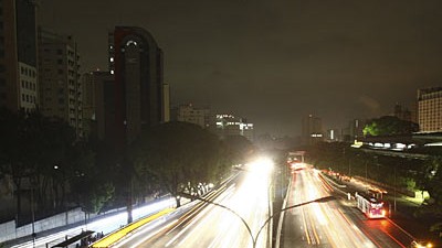 Blackout in Brasilien: In Sao Paulo wurden nur große Hotels und Bürogebäude mittels Notstromaggregaten erleuchtet. Sonst war es stockfinster, so dass nur die Autoscheinwerfer Licht spendeten.