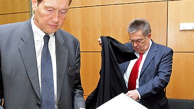 Steuerprozess in Hessen: Blick in die Akten: Der Angeklagte Michael Wolski (links) soll 1,7 Millionen Euro Einkommensteuer hinterzogen haben.