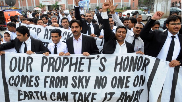 Proteste gegen Mohammed-Video: "Die Ehre unseres Propheten kommt vom Himmel, niemand auf Erden kann sie ihm nehmen": Mit diesem Slogan protestieren in Lahore pakistanische Anwälte gegen das Mohammed-Video.