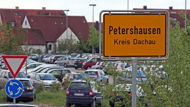 Petershausen: Auswärtige müssen zahlen, wenn sie ihr Auto am Park-and-Ride-Platz in Petershausen abstellen wollen.