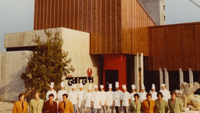 Restaurant "Tantris": Das historische Foto zeigt den damaligen Küchenchef Eckart Witzigmann, seine Köche sowie die Herren vom Service vor dem Tantris-Gebäude im Jahr 1971.