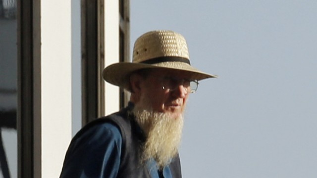 Prozess um Zwangsrasuren in Ohio: Amish-Anführer Sam Mullet im September vor dem Gerichtsgebäude in Cleveland. Er soll den "Bartkrieg" angezettelt haben.