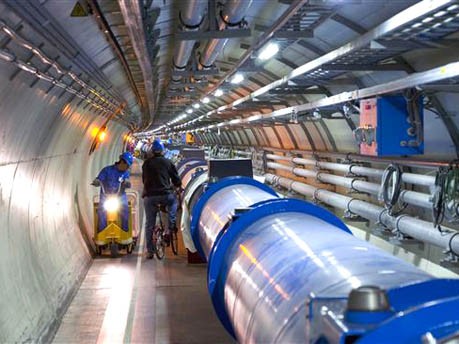 27 Kilometerlanger Tunnel mit LHC, Cern