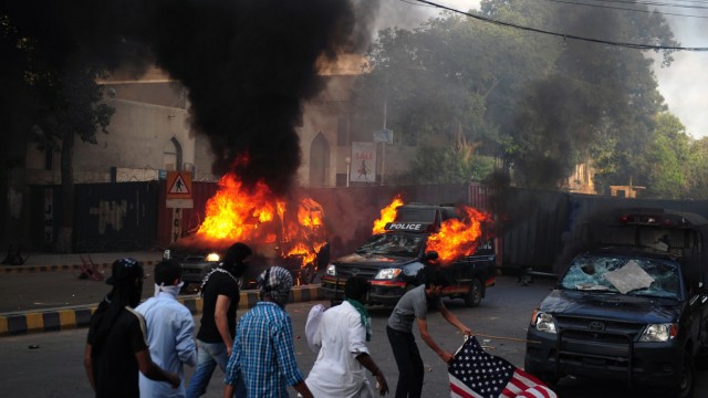 Weltweiter Aufruhr wegen Mohammed-Darstellungen: Straßenschlachten, brennende Häuser und Autos: Pakistanische Demonstranten demonstrieren in Karatschi gegen die USA.