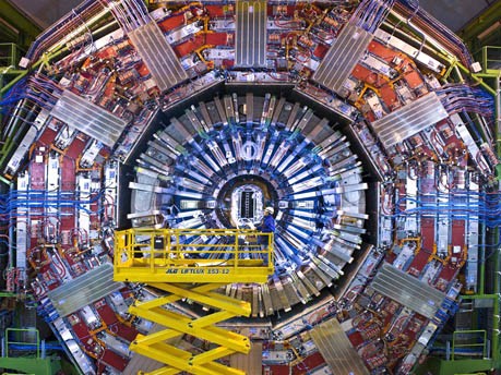 CMS-Detektor untersucht Proton-Proton-Kollisionen, ddp
