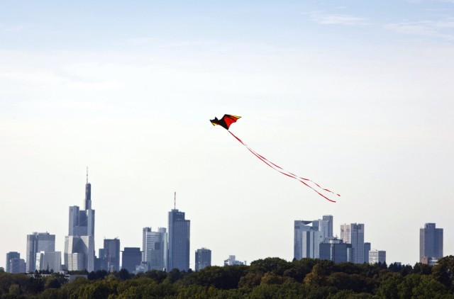 Drachen fliegt vor Skyline von Frankfurt am Main