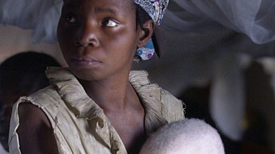 Aberglaube in Afrika: Verhängnisvolle Hautfarbe: Eine Mutter mit ihrem Albino-Kind in einem Krankenhaus in Angola.