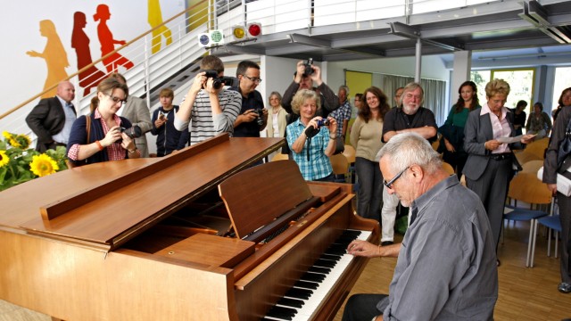 Kulturherbst in Geretsried: Wenn der Kulturherbst nicht mehr weit ist: Konstantin Wecker beim Pressetermin in der Geretsrieder Musikschule.