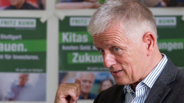 Kuhn stellt Plakate zur Stuttgarter OB-Wahl vor