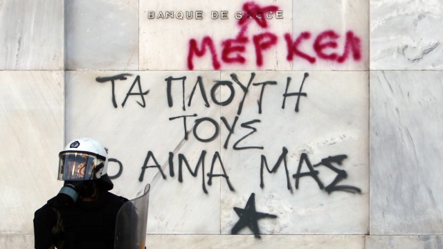 Euro-Krise: "Merkel-Bank - Ihre Reichen, unser Blut!" heißt es in dem Graffiti, das vor der Griechischen Nationalbank an eine Wand gesprüht worden ist.