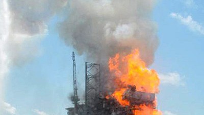 Umweltkatastrophe vor Australien: Zehn Wochen lang ist Öl von einer Ölplattform vor der Küste Australiens ins Meer geflossen. Als Arbeiter versuchten, das Leck abzudichten, brach ein Feuer aus.