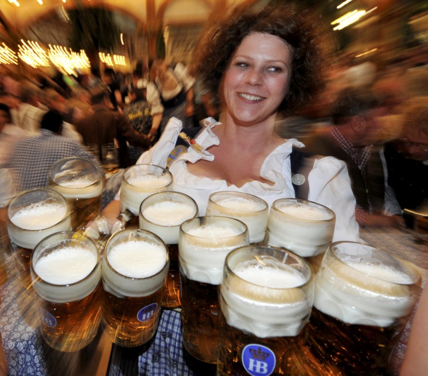 Oktoberfest 2012 - Kellnerin Helga mit elf Maß Bier