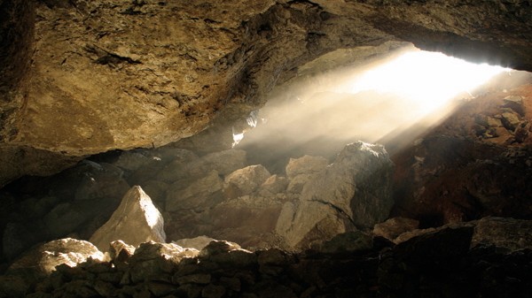 Schauhöhlen in Deutschland: Die Karsthöhle auf den Landesgrenzen von Thüringen und Sachsen-Anhalt ist ein verzweigtes Netz aus mehreren Hallen und Seen.