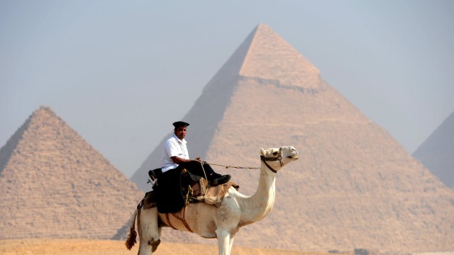 Ägypten: Berittener ägyptischer Polizist in Gizeh: Islamisten möchten die Pyramiden schleifen.