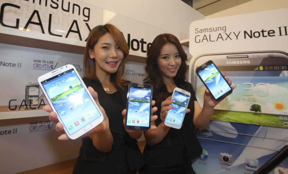 Models pose with Samsung Electronics' new Galaxy Note 2 in Seoul