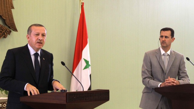 Konflikt Syrien-Türkei: Als das Verhältnis noch besser war: Der türkische Premierminister Erdogan (links) und Syriens Präsident Assad bei einer Pressekonferenz im Oktober 2010.