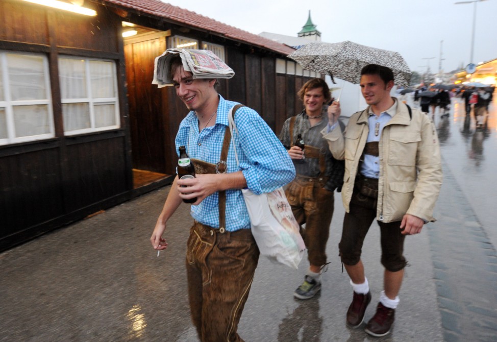 Oktoberfest 2012 - Besucher im Regen