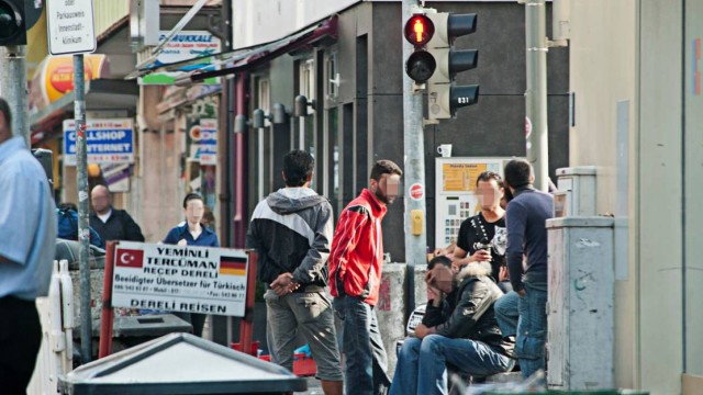 Männer warten im Münchner Bahnhofsviertel auf Arbeit