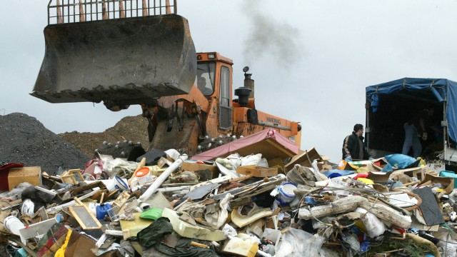In Zukunft könnte das Buddeln im Abfall für die Recycling-Industrie interessant werden.