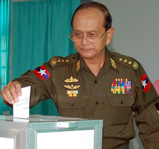 Thein Sein wirft einen Wahlzettel in eine Urne