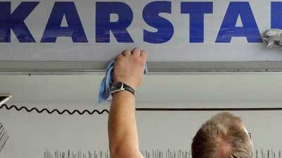 Karstadt: Die 28.000 Karstadt-Mitarbeiter wollen sich in den kommenden drei Jahren mit rund 150 Millionen Euro an der Rettung des insolventen Warenhauskonzerns beteiligen.
