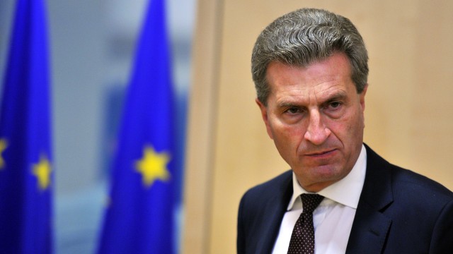 Kampf gegen harte CO2-Auflagen: Günther Oettinger ist nicht der einzige Unterstützer der Autoindustrie und ihrem Kampf gegen harte CO2-Auflagen der EU. Der italienische Industriekommissar Tajani stellt indirekt die europäischen Klimaziele infrage.