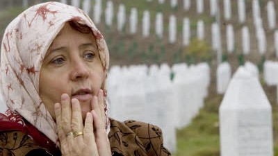 Karadzic-Prozess in Den Haag: Spuren des Massenmords: Eine bosnische Muslimin vor den Grabsteinen der Opfer des Massakers von Srebrenica, das Einheiten bosnischer Serben 1995 verübten.