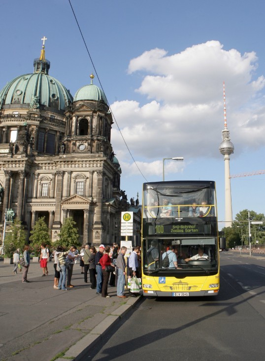 Buslinie 100 hält am Dom in Berlin