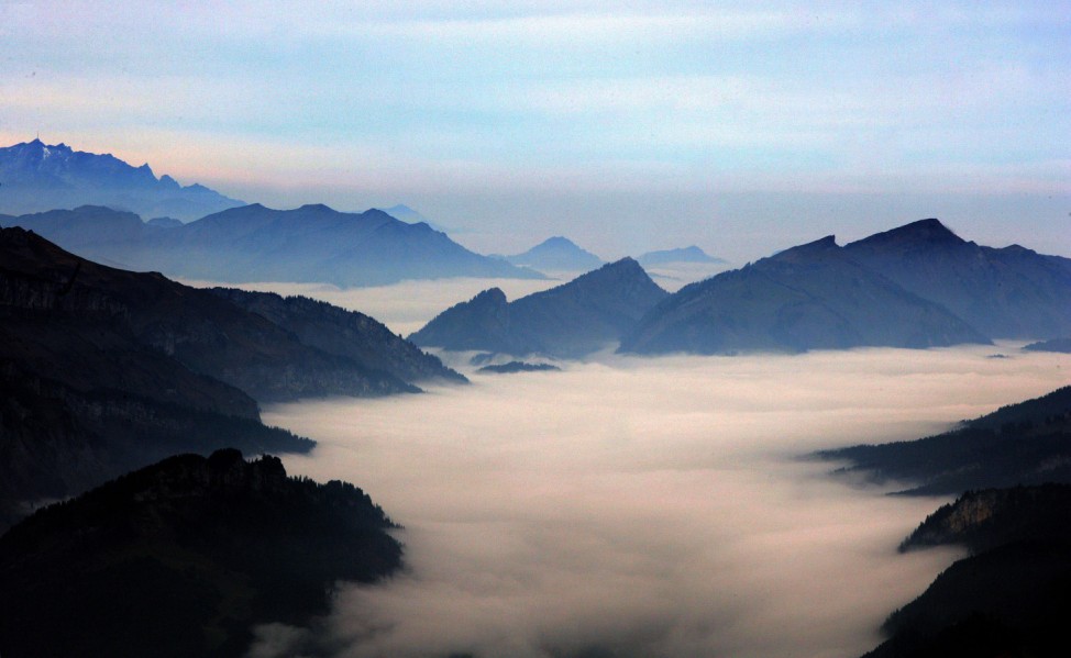 Alpentäler im Nebel